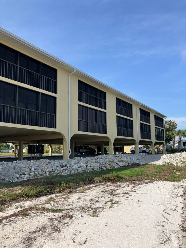 Building Photo - 14459 River Beach Dr