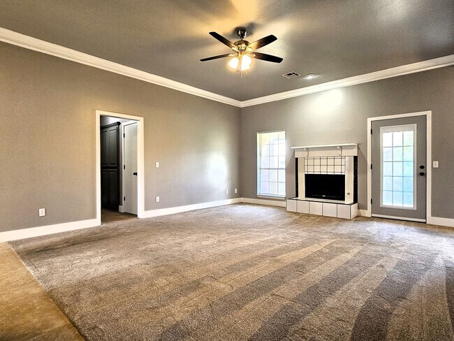 Foto del edificio - OCTOBER MOVE IN SPECIAL $500 OFF FIRST FUL...