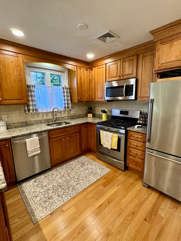 Foto principal - 275 Donohue Rd