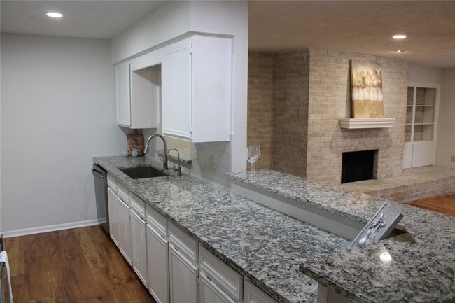 Building Photo - 819 Walbrook Dr