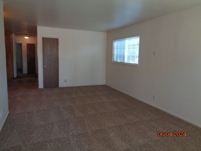 Building Photo - VF484 MR