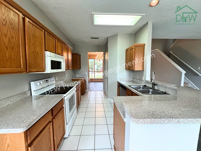 Foto del edificio - Spacious 5-Bedroom, 3.5-Bathroom Home for Lease in Denton, TX