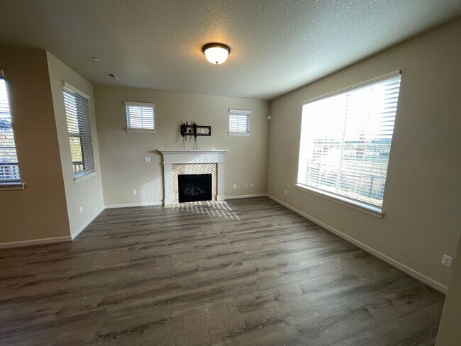 Foto del edificio - *$200 off!!* Beautiful Home Located in the...