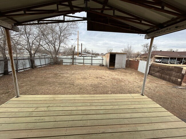 Building Photo - 609 E 6th St