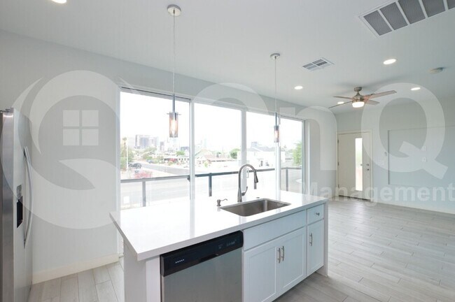 Building Photo - 1106 S Montezuma Ave