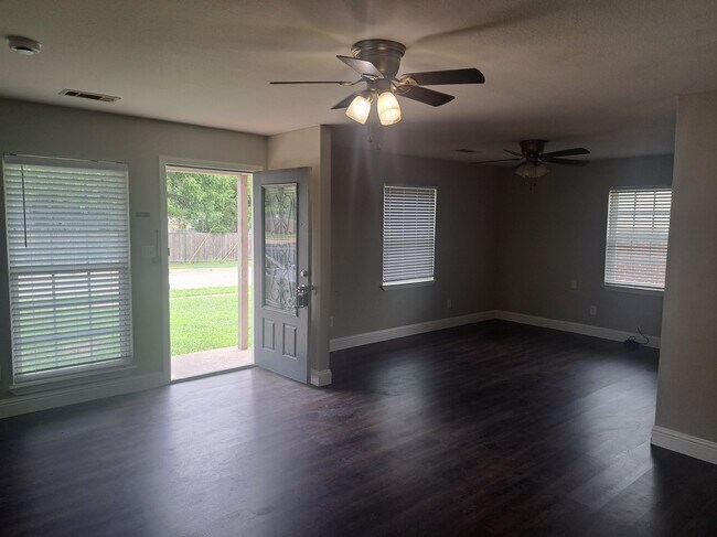 Photo - 615 Royal Crest Dr House