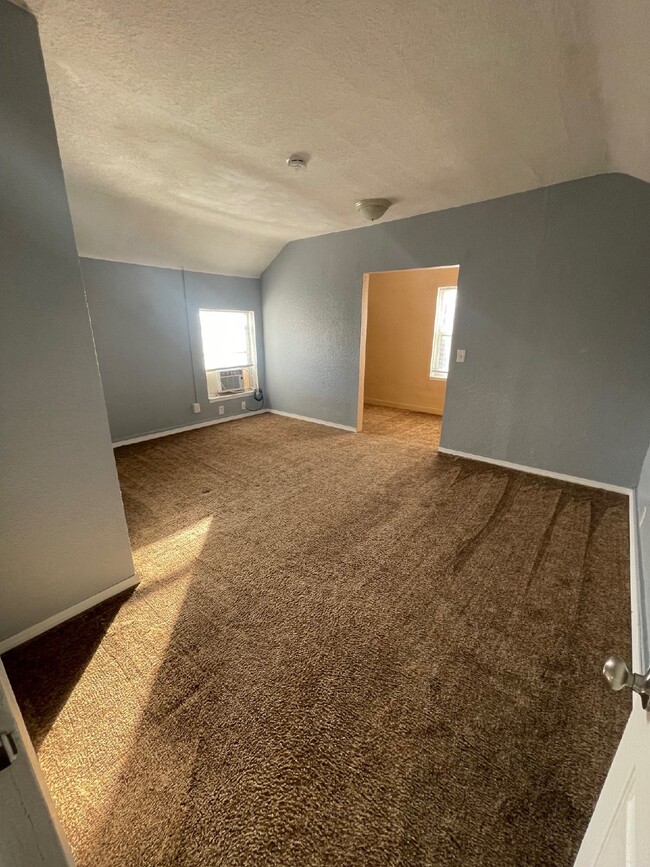 Building Photo - Upstairs 2 Bedroom, 1 Bathroom Apartment l...