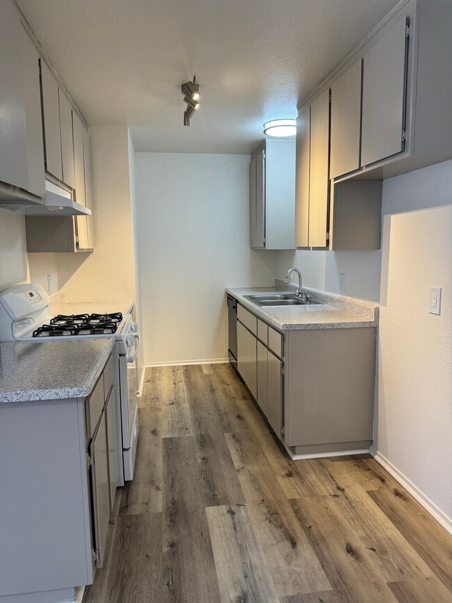 Foto del edificio - Quail Springs Village Apartments