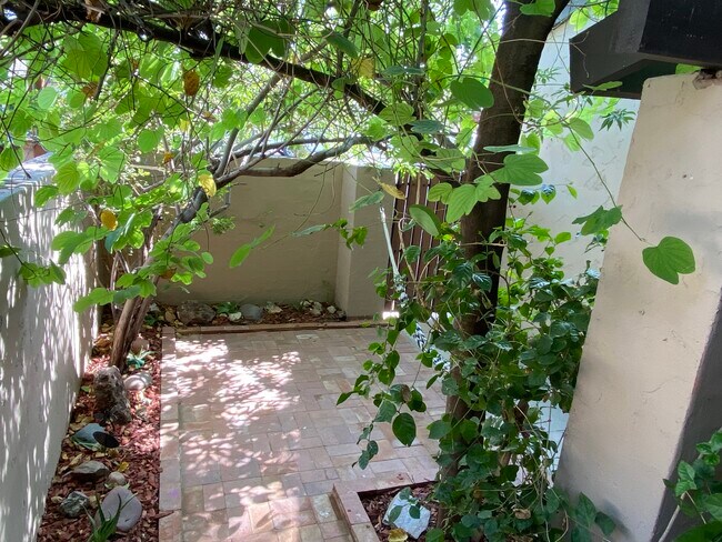 Foto del edificio - 2312 W Lindner Ave