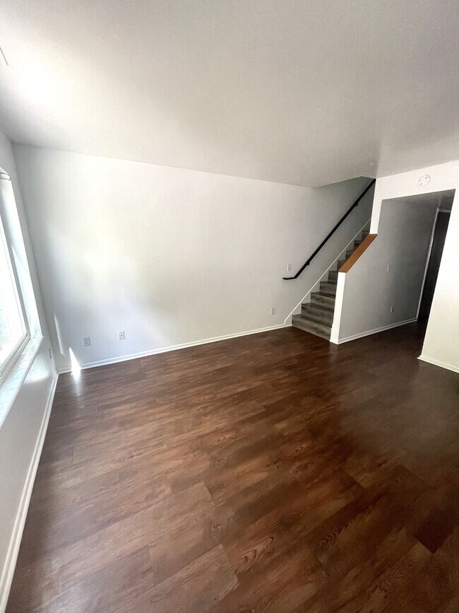 Foto del edificio - 2 Story Townhome in Rose Park - Get $200 O...