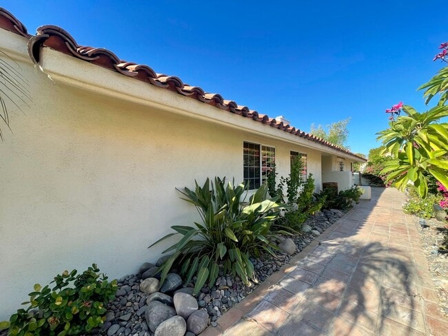 Building Photo - AVAILABLE NOW! 3 Bedroom 2 Bathroom Single...