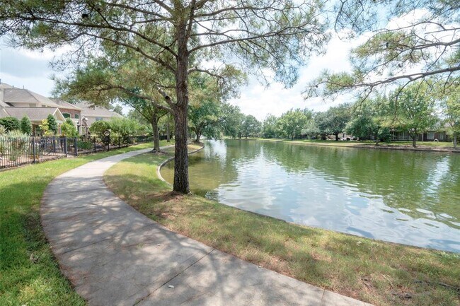 Foto del edificio - 15919 Lake Loop Dr