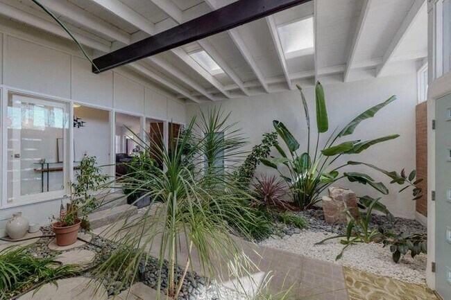 Building Photo - 6407 Mossman Pl NE