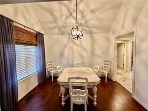 Building Photo - 305 Meadows Ct