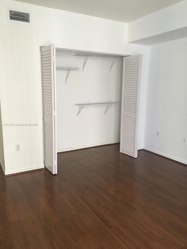 Foto del edificio - 5091 NW 7th St