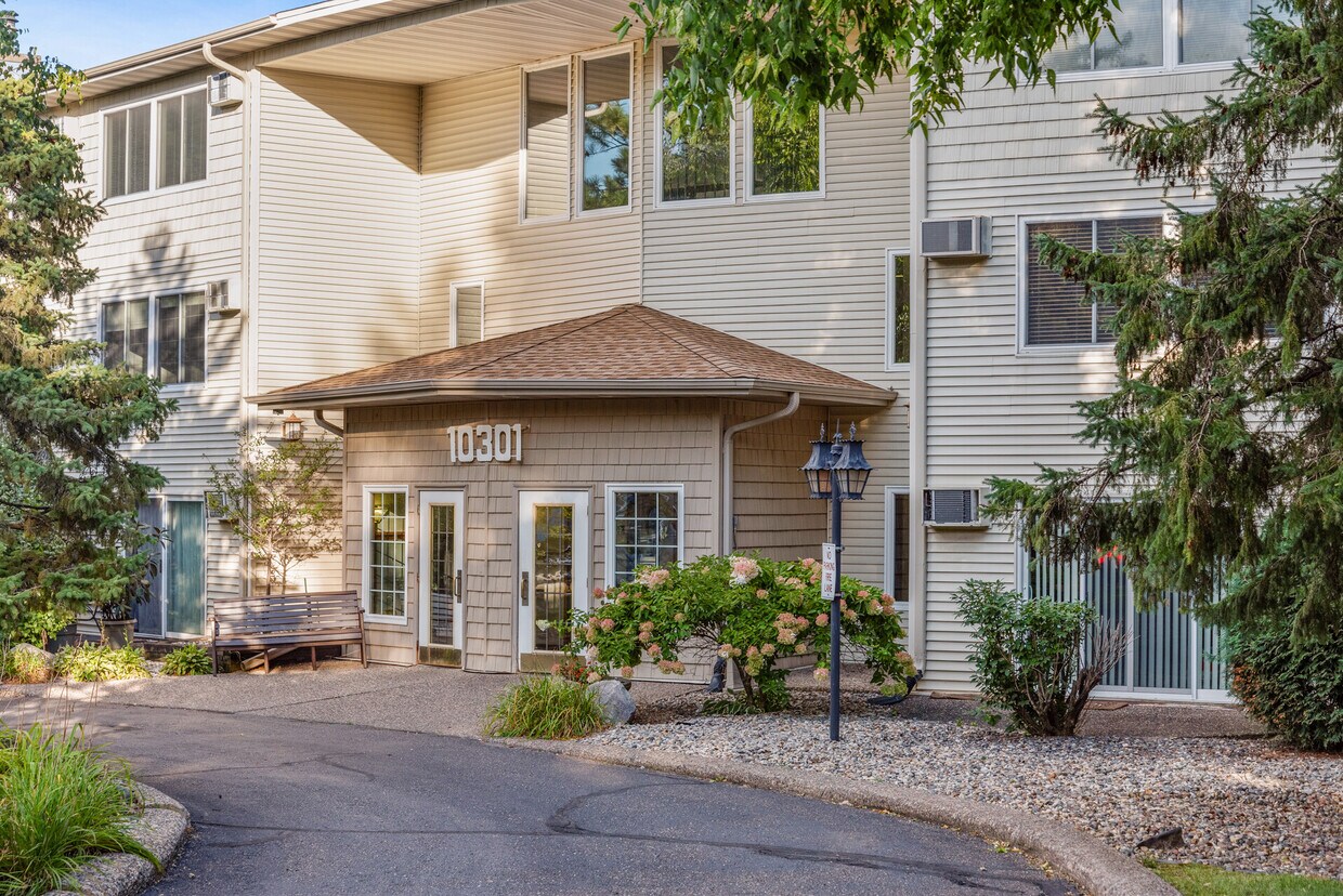 10301 Cedar Lake Rd Unit 113, Hopkins, MN 55305 Condo for Rent in