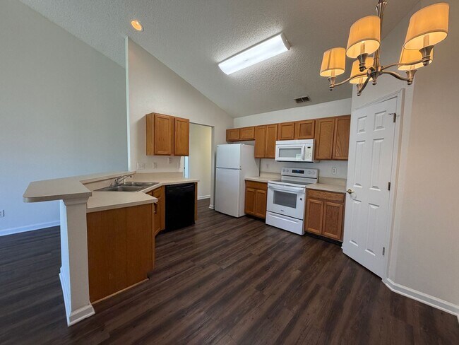 Building Photo - Comfort, Convenience & a Fresh Start in Palm Coast!