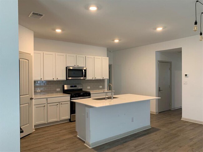 Building Photo - 235 Sweetwater Crk Ln