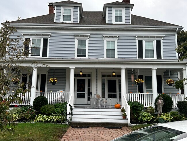 Building Photo - 37 Basset St
