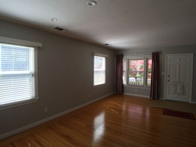 Foto del edificio - Lovely Home with Great Features Near Downtown