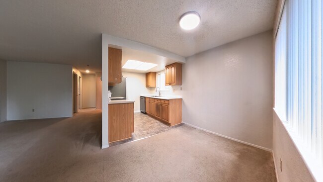 Comedor y cocina - 20816 74th Ave W