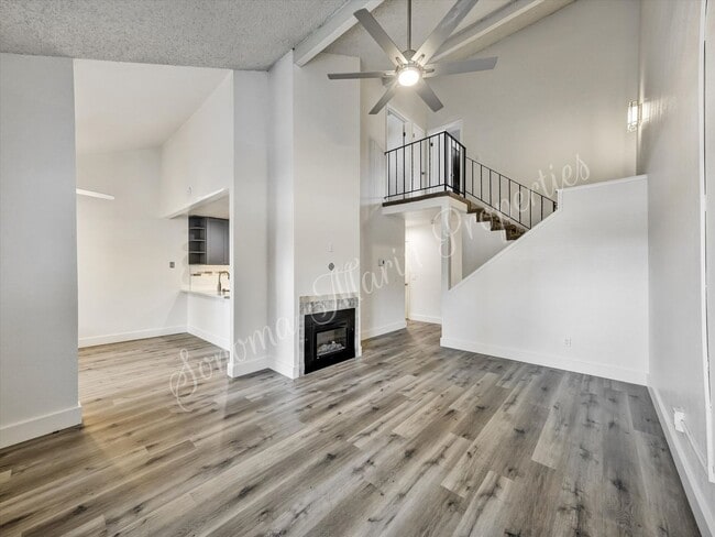 Building Photo - 2 Bedroom 1.5 Bath 2 Car Garage Includes W...