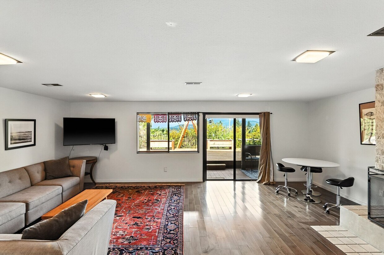 Foto principal - Stunning 1 Bed + Bonus Room/1 Bath Lower-L...