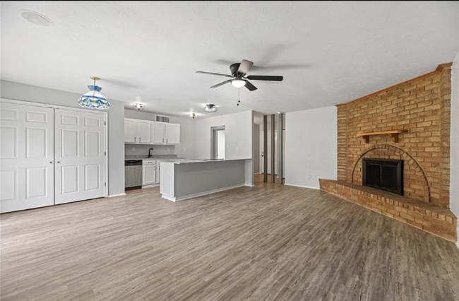 Building Photo - 510 Woodcrest Way