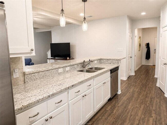 Building Photo - 3420 Summerway Dr