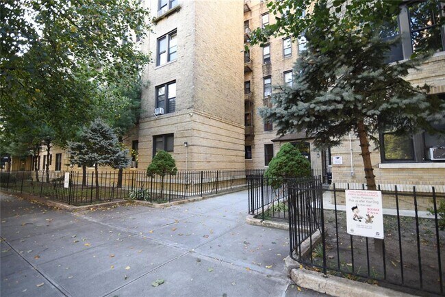 Foto del edificio - 83-52 Talbot St
