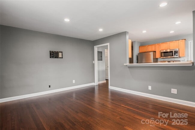 Building Photo - 107 S Laurel Ave