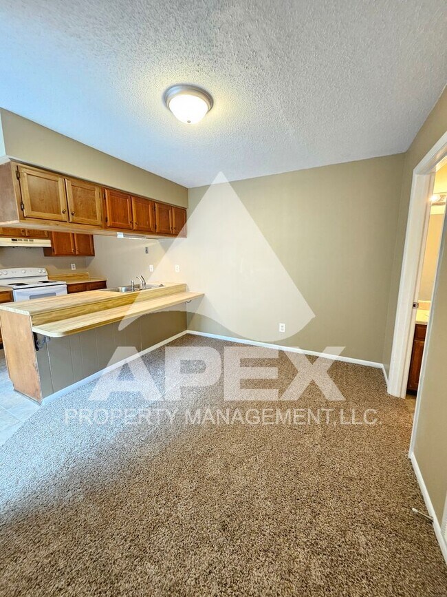 Building Photo - NICE - 2 Bedroom 1.5 Bath Townhouse WEST o...
