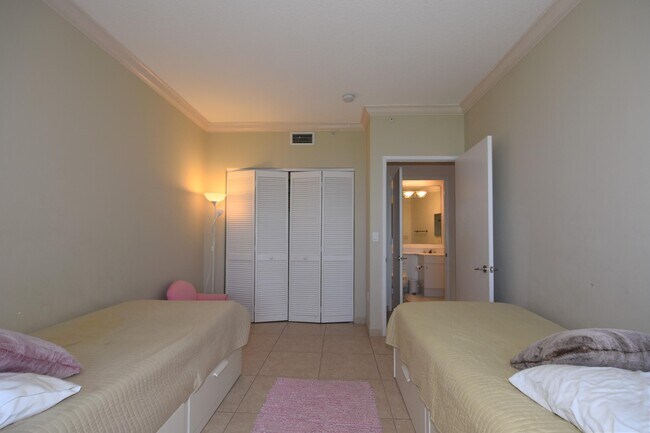 Building Photo - 707 Crandon Blvd