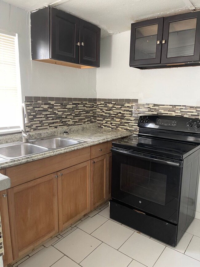 Building Photo - 2 bedroom, 1 bathroom House in Deland