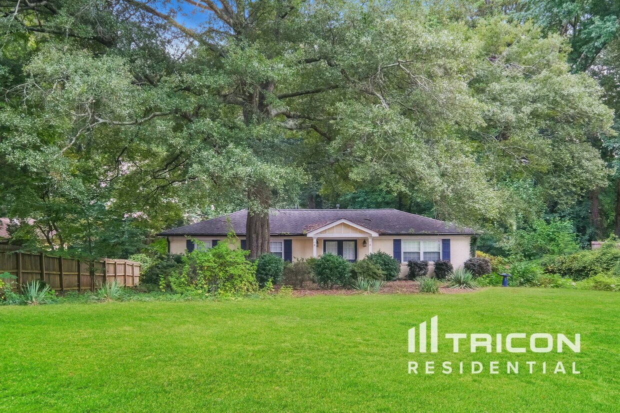 Foto principal - 2001 E Lake Dr
