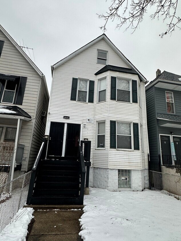 Primary Photo - 6831 S Calumet Ave