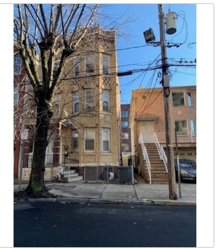 Primary Photo - 84 Liberty Ave