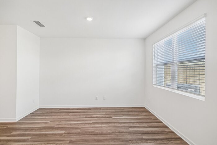 Building Photo - Fantastic 3bd/2.5ba home! Coming soon!