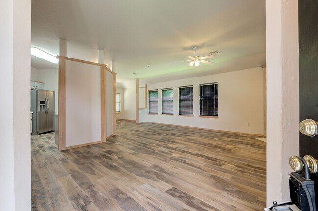 Building Photo - Gorgeous 3 Bed/2 Bath by Council & Expressway