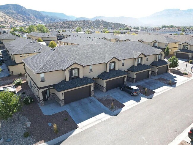 Foto del edificio - Bright and Spacious 3 Bedroom Townhome.