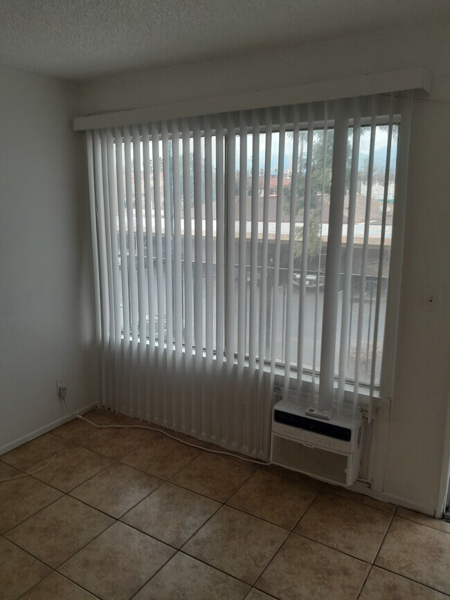 Foto del edificio - 567 N Mountain View Ave