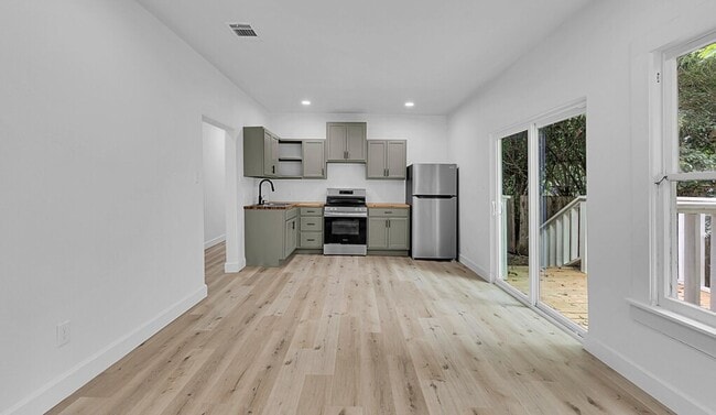 Building Photo - Newly Renovated 3 Bed, 3 Bath Home in Waco