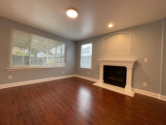 Building Photo - Freshly Updated & Move-In Ready