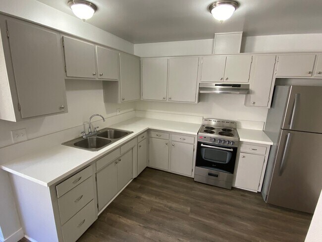 Foto del edificio - 981 Elden Avenue, Unit 07