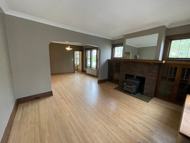 Building Photo - Lovely 4 Bedroom Home