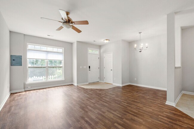 Foto del edificio - Beautifully Updated 3-Bedroom Townhome Nea...