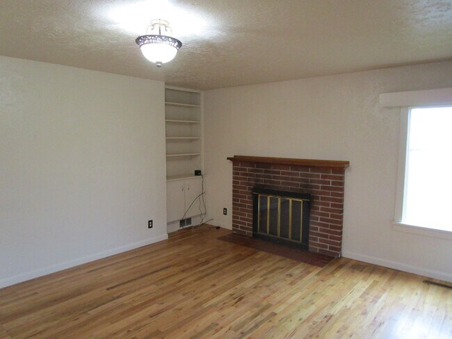 Building Photo - 2 Bedroom House Just East of Prineville - ...