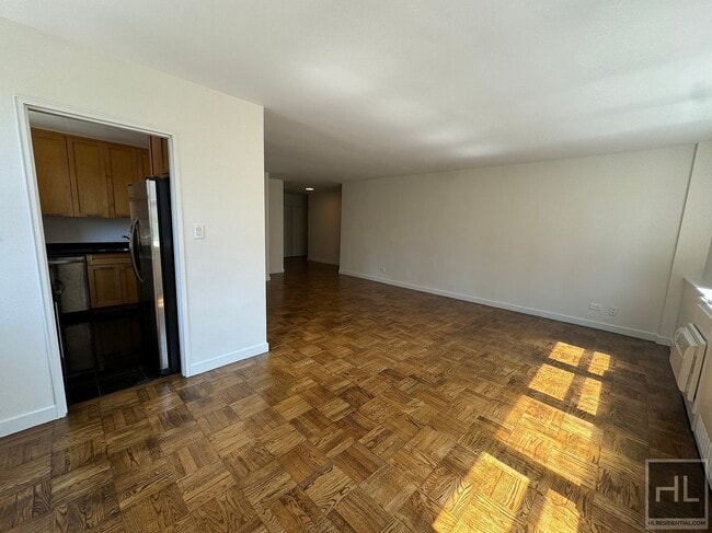 Building Photo - EXTRA LARGE 1 BED IN PRIME YORKVILLE LOCAT...