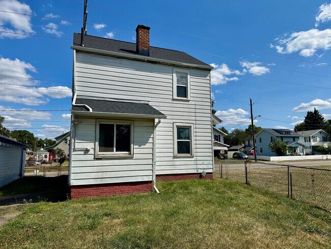 Building Photo - 323 Belden Ave SE