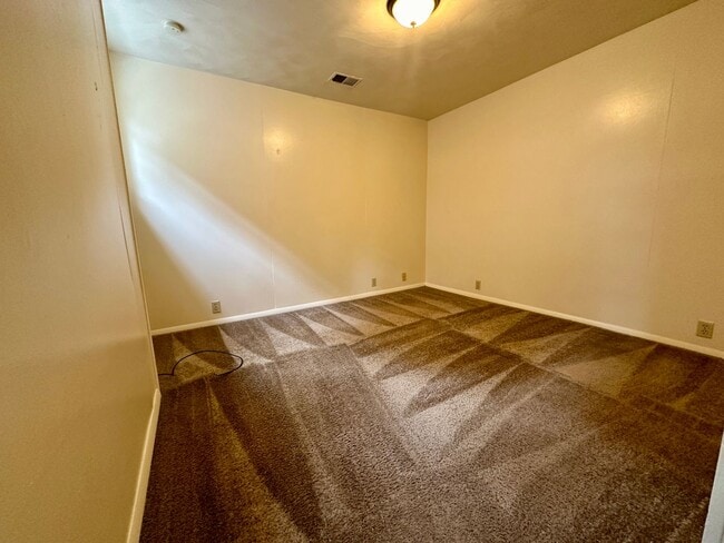 Foto del edificio - Charming One Bedroom in Oakland! Spacious Layout & Great Natural Light! Call Today!
